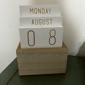 Desktop wooden calendar